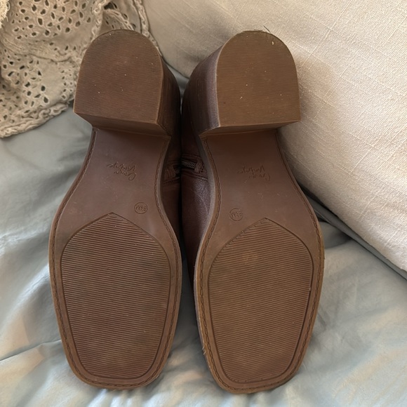 Crown Vintage short boots. Brown leather. Chunky Heel. 8.5 Almost New. - Picture 4 of 12